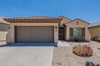 Building Photo - 3 Bed 2 Bath - New Kitchen Appliances\Carp...
