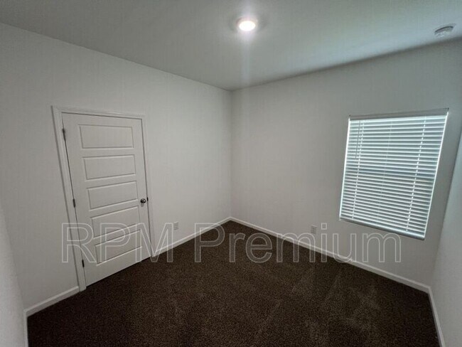 Building Photo - 1255 Drago Dr