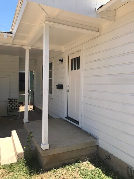 Building Photo - 4602 Leslie Ave