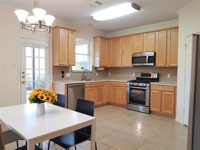 Building Photo - 16100 S Great Oaks Dr