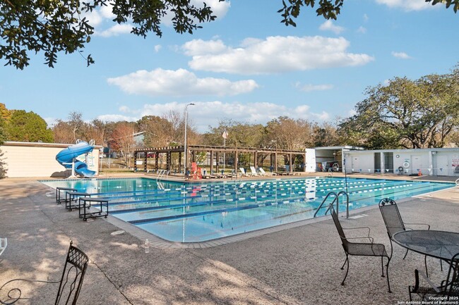 Building Photo - WHISPERING OAKS GARDEN HOME