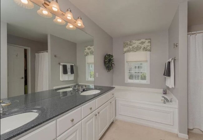 Building Photo - Beautiful large 4 bedroom Home