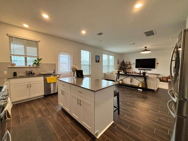 Building Photo - 1512 Hope Rnch Rd