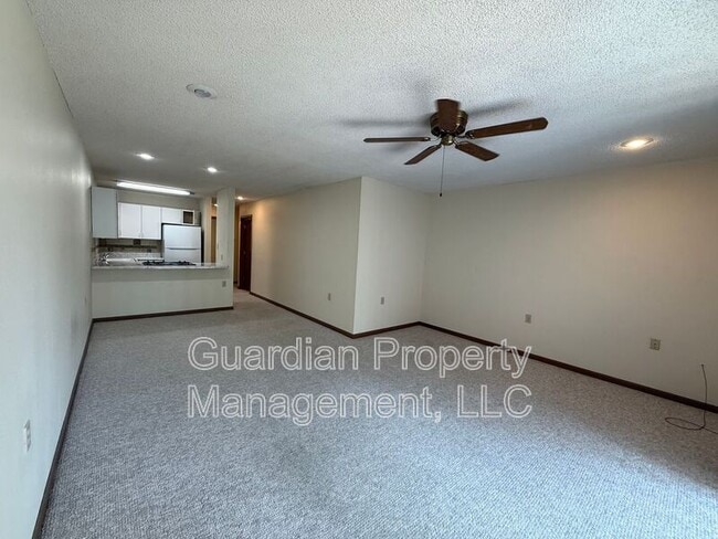 Building Photo - 1645 N Country Club Rd