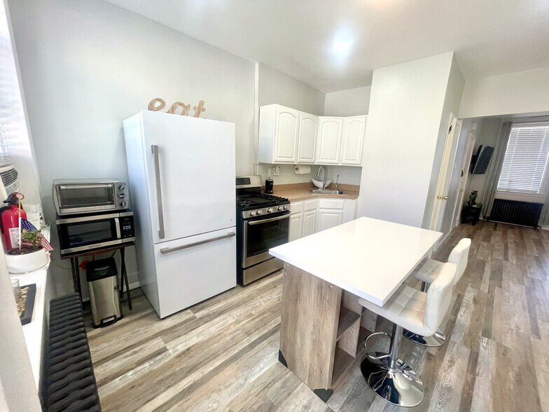 Building Photo - 80 Malcolm Ave