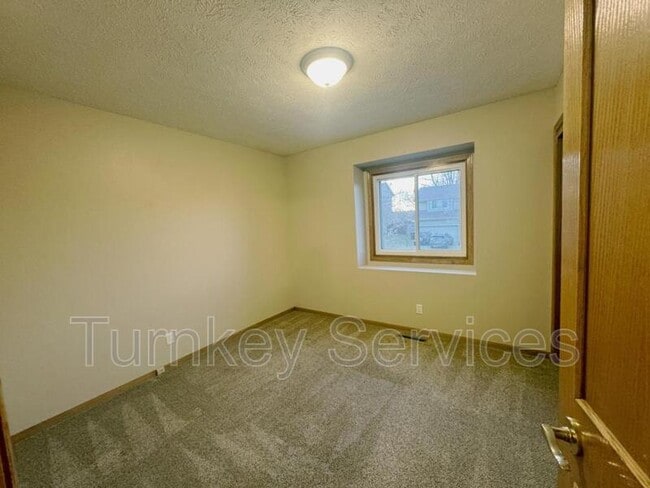 Building Photo - 2107 Queen Dr