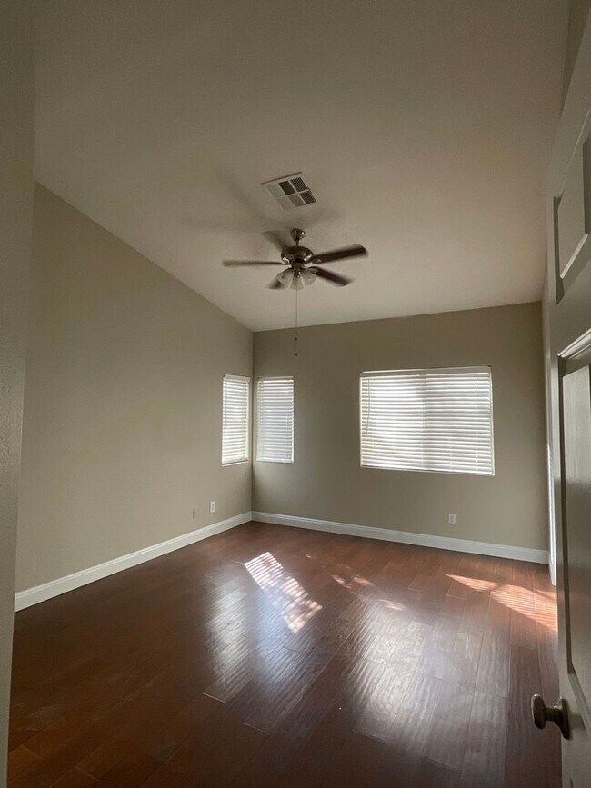 Building Photo - Single story beautiful home on corner, 3br...