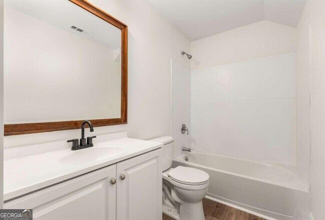 Building Photo - 94 Lucy St SE