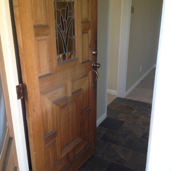 Building Photo - Beautiful 2bd/1ba Upstairs Duplex with a H...