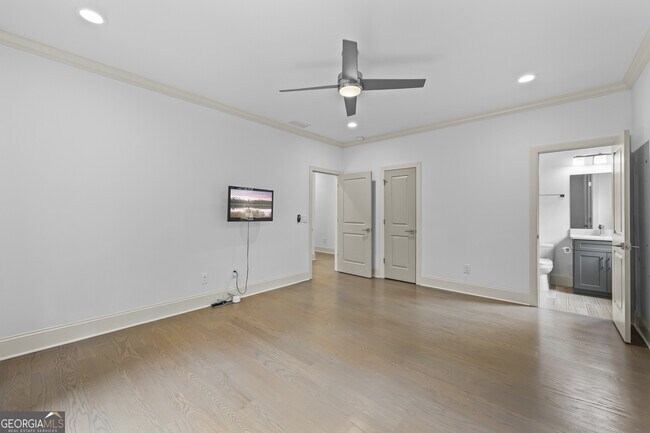 Building Photo - 1742 Helen Dr NE