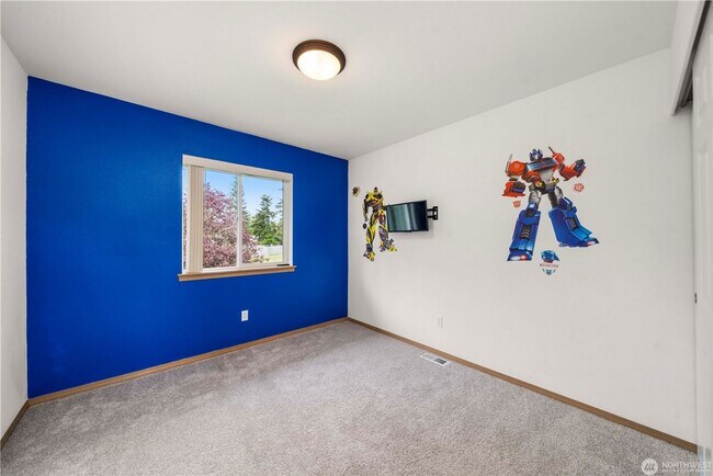 Building Photo - Enjoy this 3 bedroom, 2.5 bath home in the gated community of Stonerise