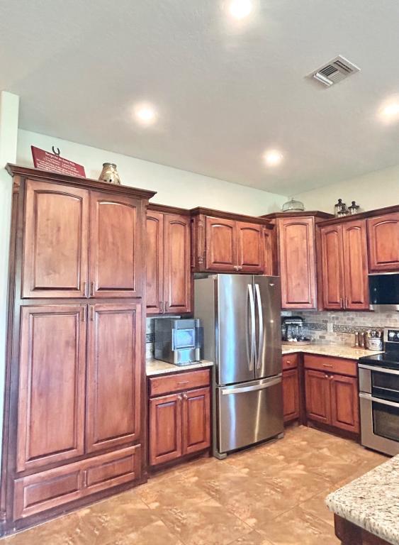 Building Photo - 8470 SW Sun Valley Dr
