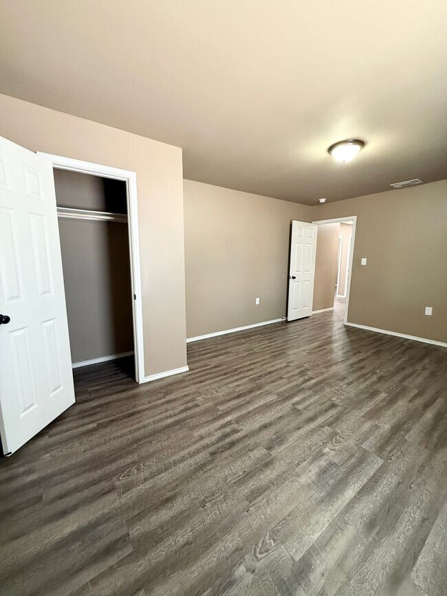 Building Photo - 524 46th St