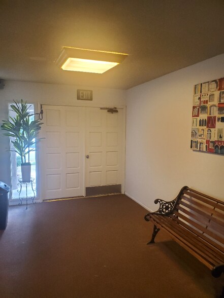 Building Photo - 5227 Hermitage Ave