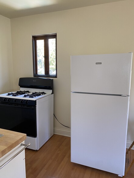Kitchenette - 12254 Darlington Ave