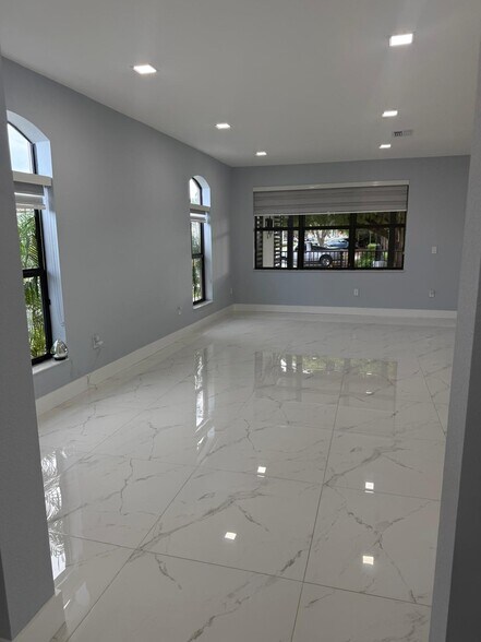additional view of living/dining - 11300 SW 236th Ln