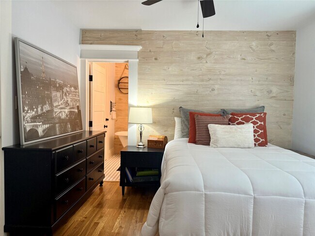 Building Photo - 1406 Edwards St