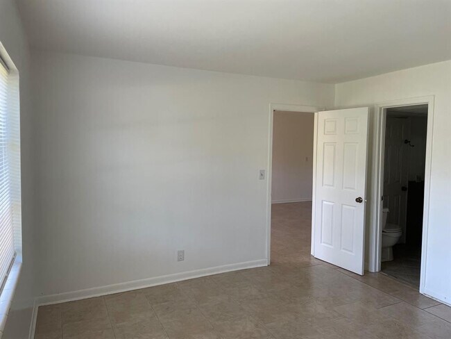 Building Photo - 140 NE 19th Ct