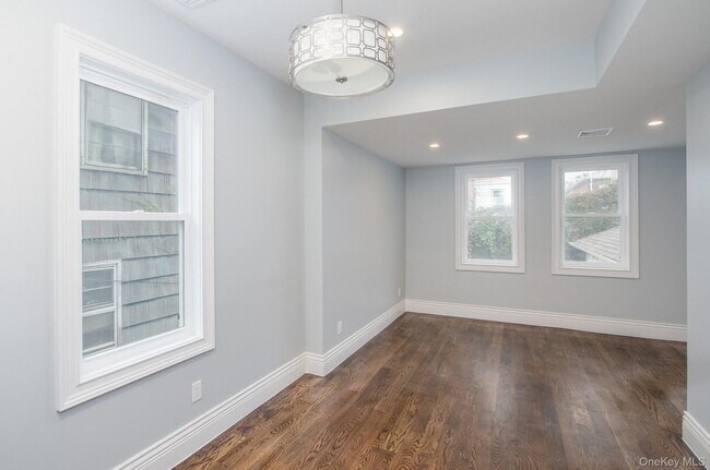 Building Photo - 535 E Walnut St