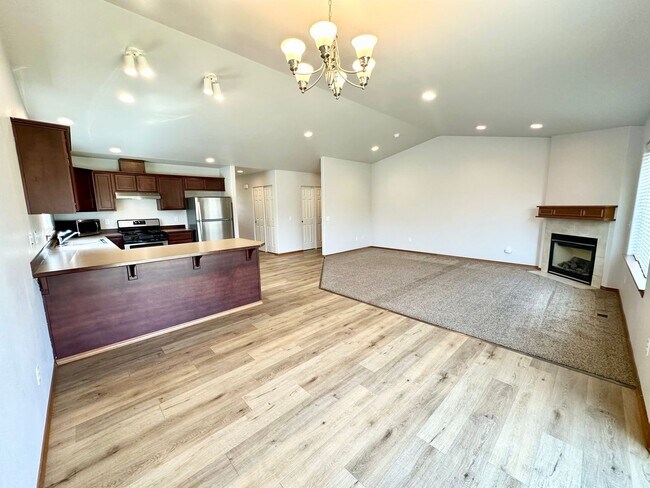 Building Photo - Spacious 4 Bedroom 2 Bathroom Home on Culd...