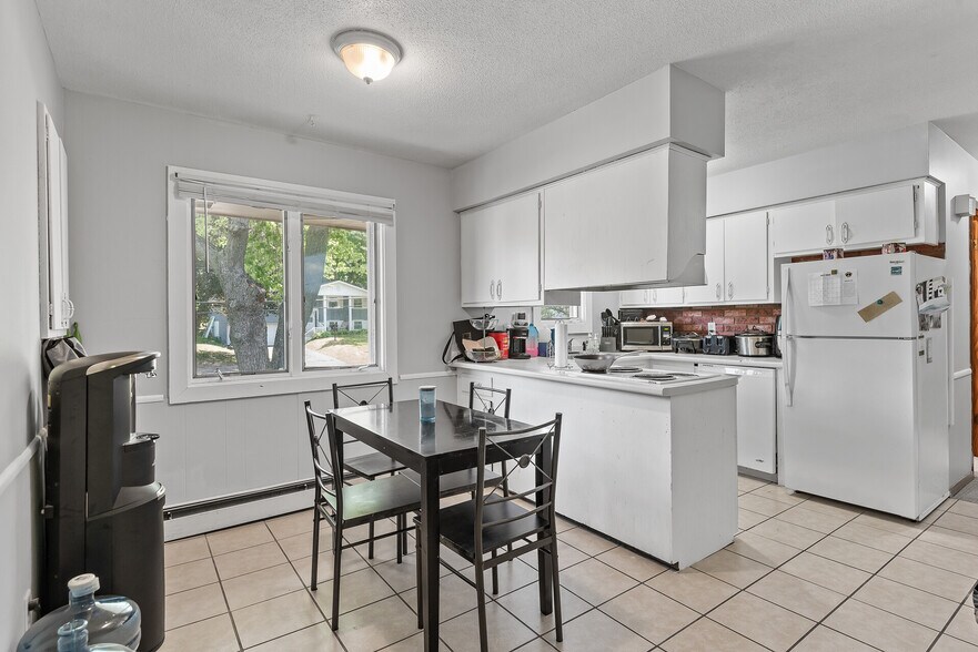 Building Photo - 968 Gershwin Ave N