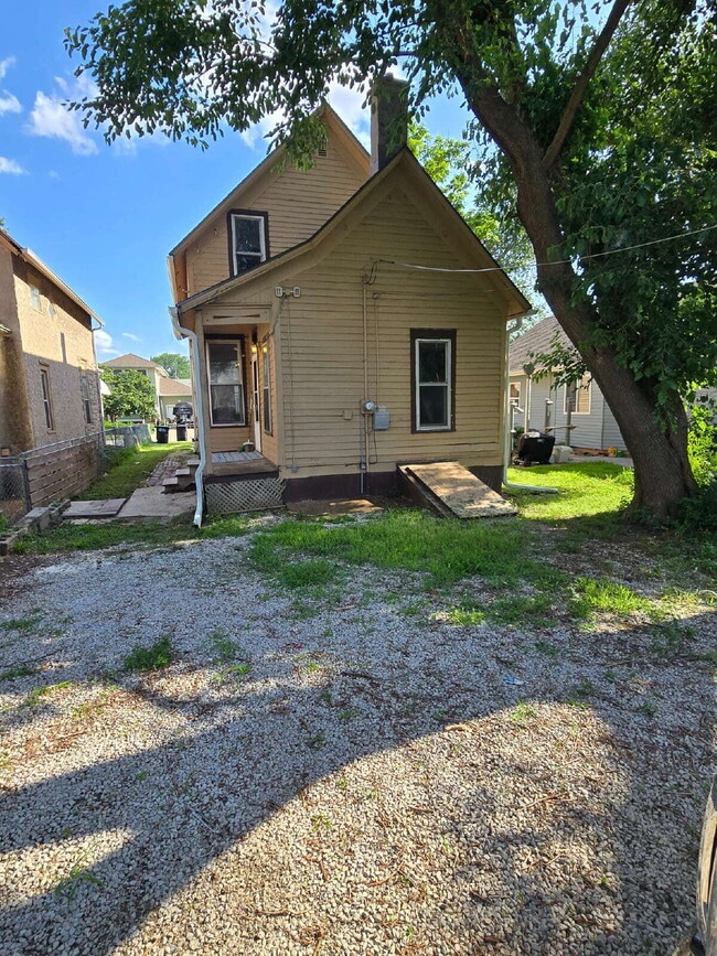 Building Photo - Charming 3-Bedroom Home Near Downtown – Av...