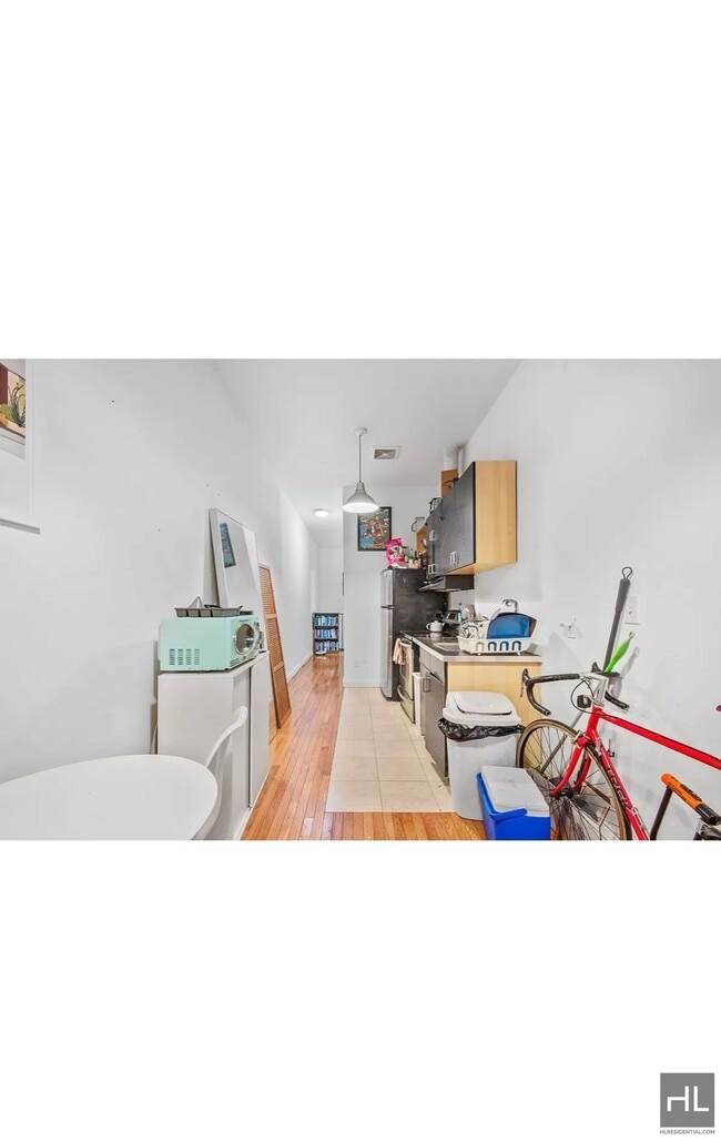 Building Photo - 3BR 1.5BA Duplex w/ Private Backyard & Lau...