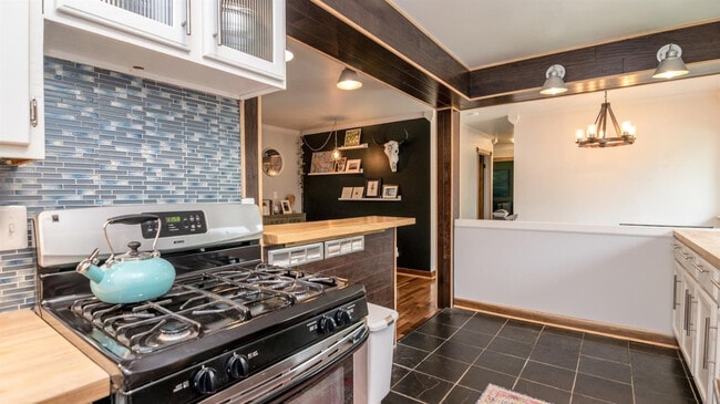 Building Photo - 406 Manor Dr