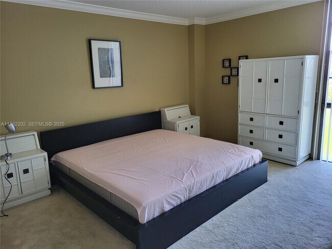 Building Photo - 3475 N Country Club Dr