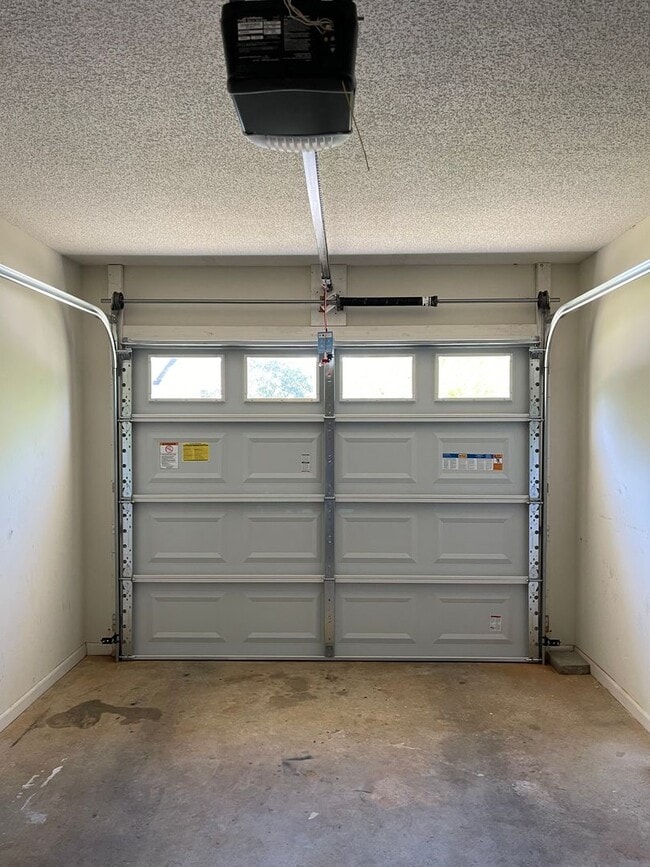 Building Photo - 118 W Briar Dr