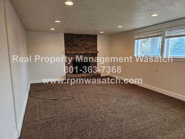 Building Photo - 985 Northcliffe Dr N