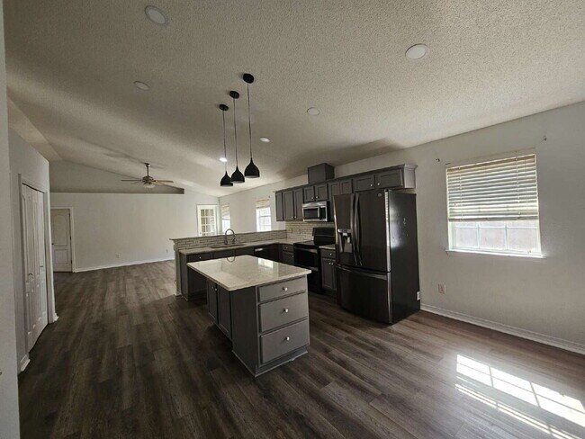 Building Photo - "Charming 3-Bedroom Gem with 2 Baths and 1,715 Sq Ft in Pensacola's Serene Airway Oaks"