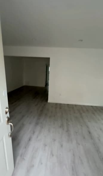 Building Photo - 822 W 42nd Pl