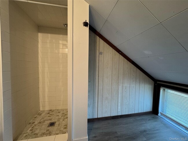 Building Photo - 5 Meander Ln