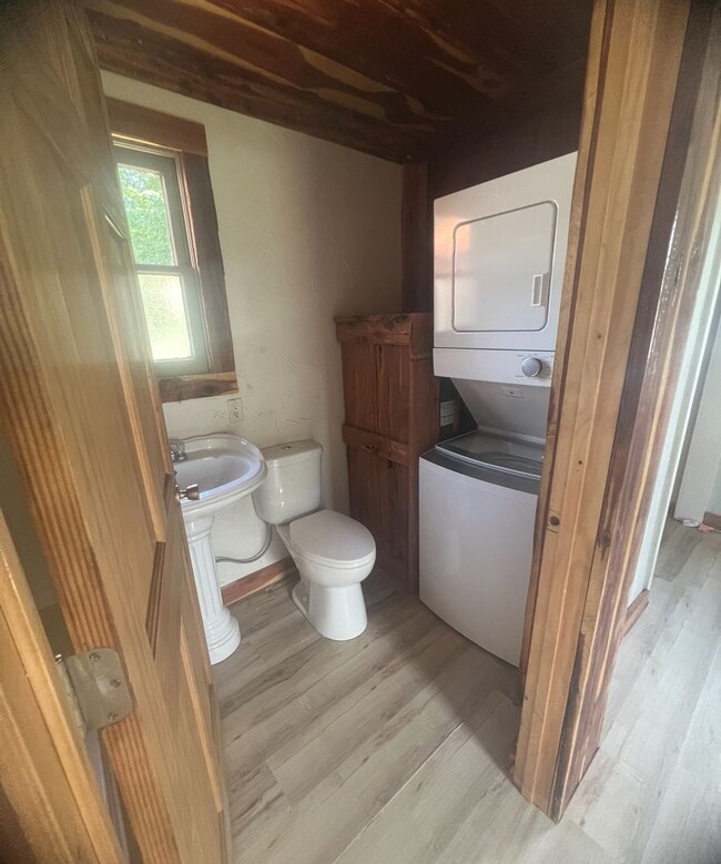 Building Photo - Newly Renovated! - $1,295 Month / $1,900 Down