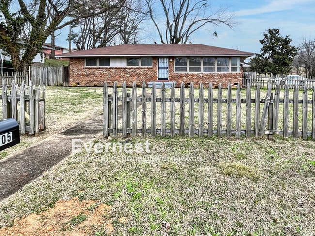 Building Photo - 4905 Eastwood Dr