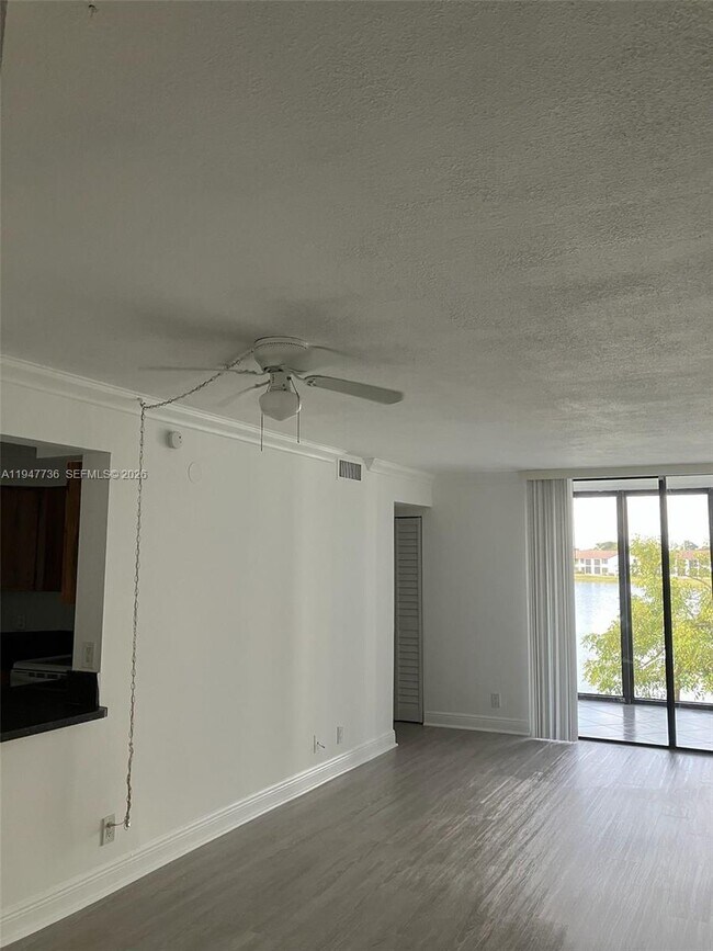 Building Photo - 212 Lake Pointe Dr