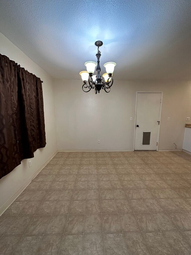 Building Photo - Cute well maintained home, convenient Anderson location