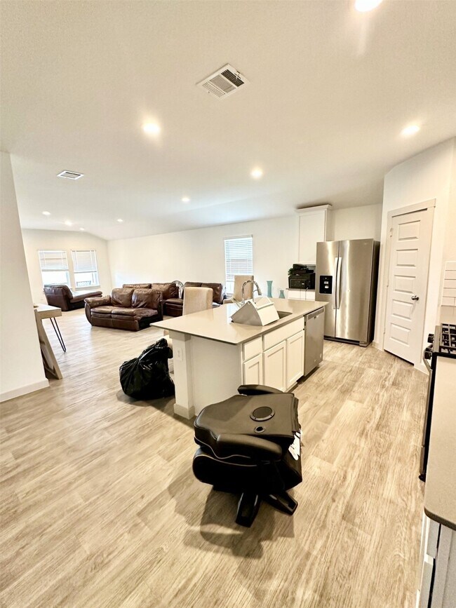 Building Photo - 14510 Rain Tree Dr