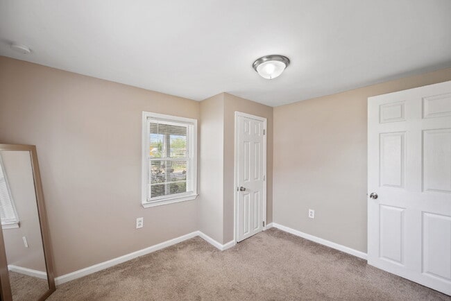 Building Photo - CHARMING 3 BEDROOM 1 BATH NEAR LITTLE CREEK & SHORE DR