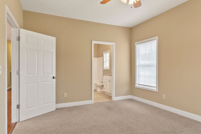 Building Photo - Charming 3 Bedroom 3 Bath Home Available i...