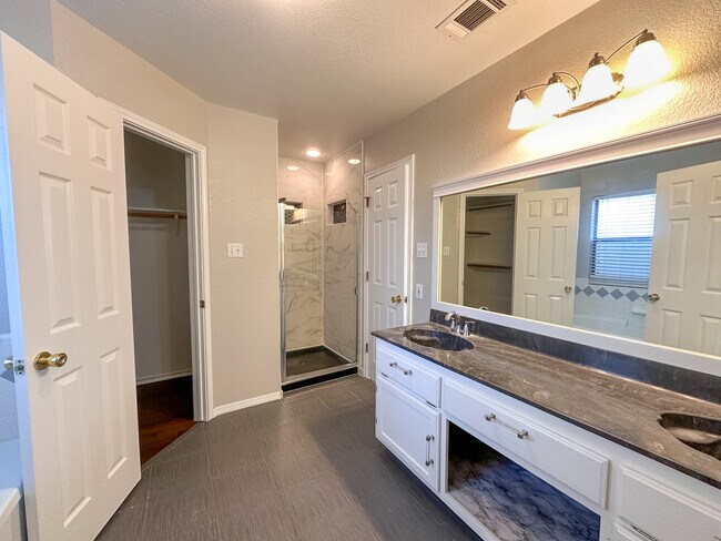 Building Photo - 2701 Littlepine Dr