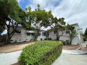 Building Photo - Large House!! Quick walk to campus!!