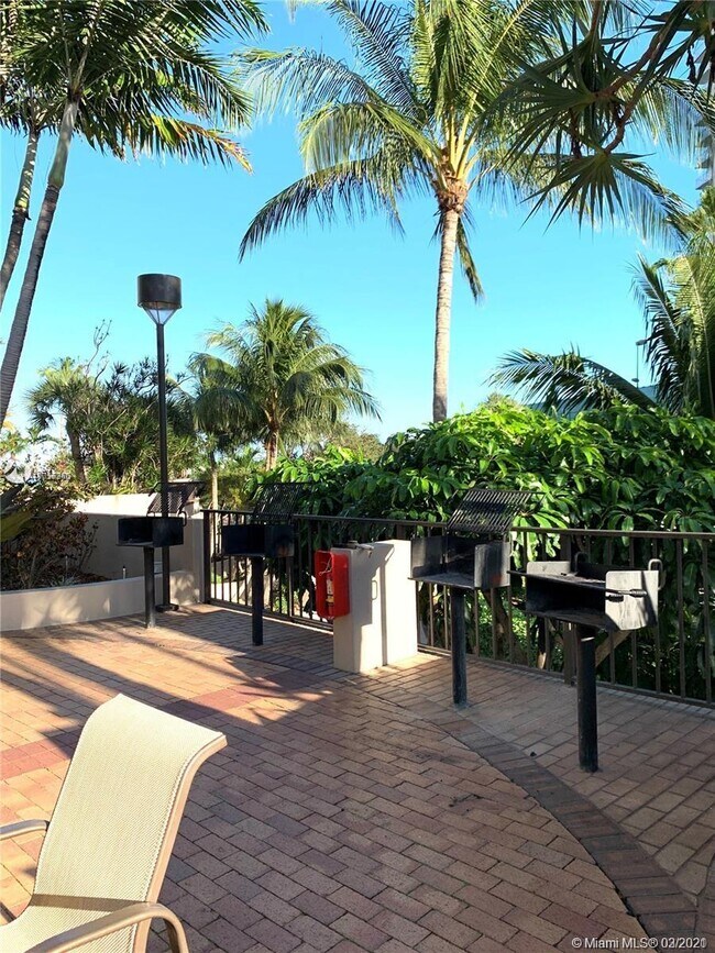 Building Photo - 520 Brickell Key Dr