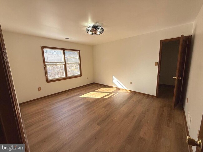 Building Photo - 9608 Burke View Ave