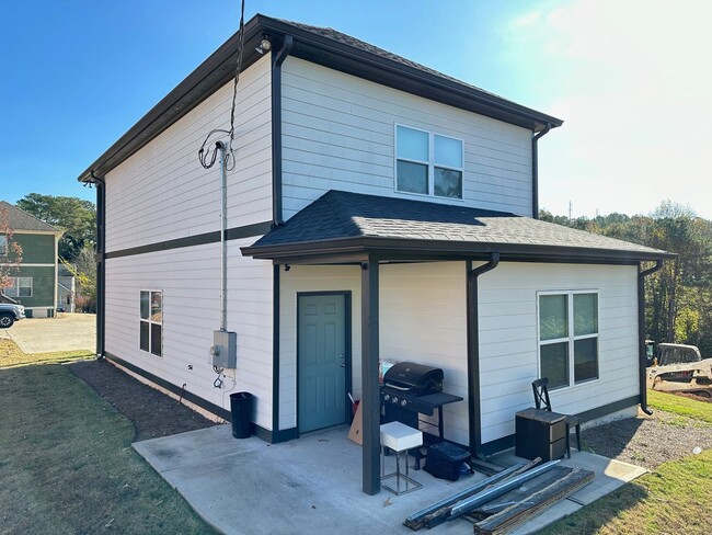 Building Photo - Three Bedroom Near Five Points Available