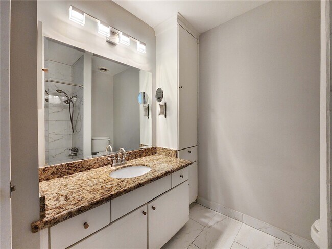 Building Photo - 6340 Chevy Chase Dr