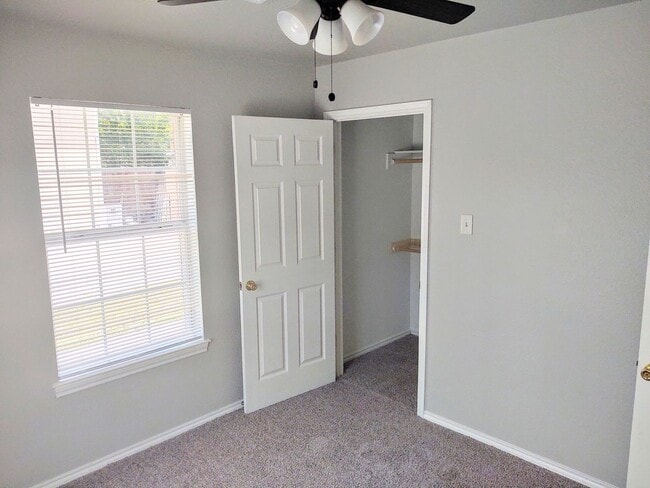 Building Photo - Completely refurbished home walking distan...