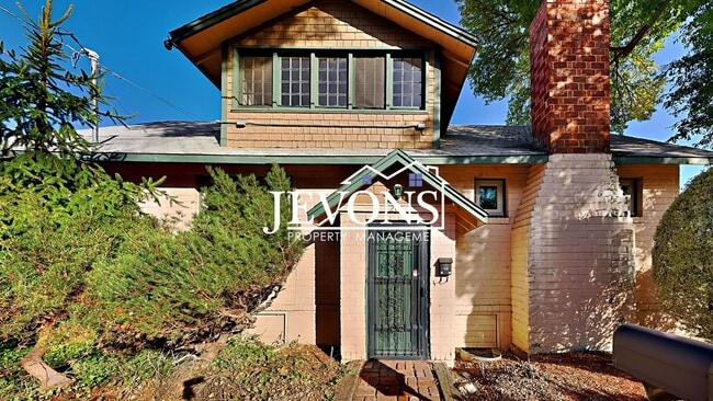 Building Photo - $895 Rent Credit - Charming 3-bedroom home with washer and dryer, an equipped kitchen, and nearby...