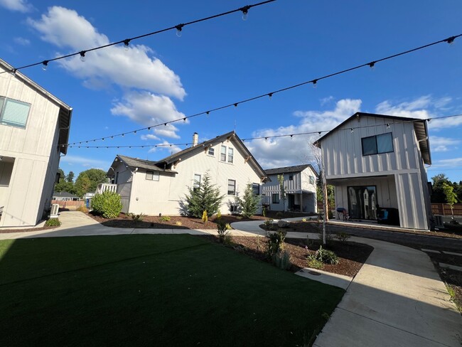Building Photo - 9905 NE 46th Ct